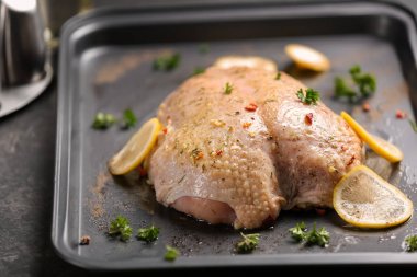 Fırın tepsisi ile Marine sosu hindi fileto