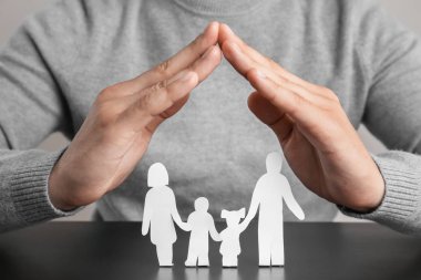 Adam aile elleriyle silüeti kağıt kaplama