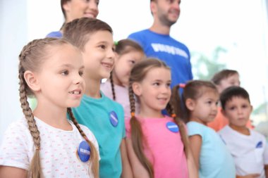 Çocuklarda kapalı gönüllü düğmeli gömlek