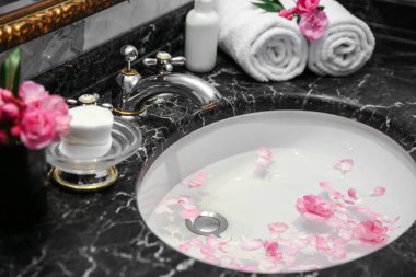 Mermer lavaboda yüzen yaprakları. 