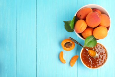 Kayısı reçeli ile kompozisyon 