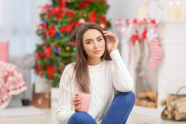 Evde oturup çay çekici genç bir bayanla