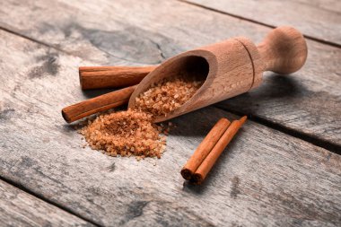 Tarçınlı şeker ile kompozisyon  