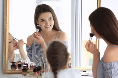 kadın ve kızı makyaj uygulamak 