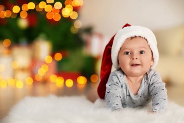 Katta bulanık Noel ışıkları karşı yalan şirin bebek