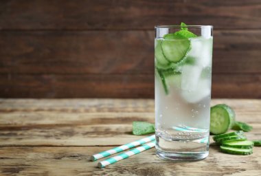 serinletici su nane ve salatalık ile