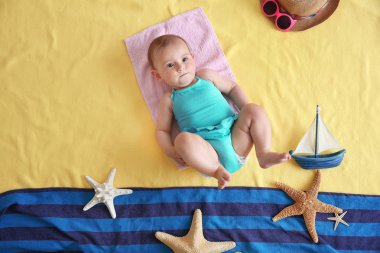 Deniz yıldızları ile parlak bir battaniye var yalan şirin bebek kız