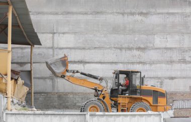 Ekskavatör Beton Santrali toprakları üzerinde