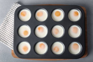 Çörek teneke pişmiş yumurta ile