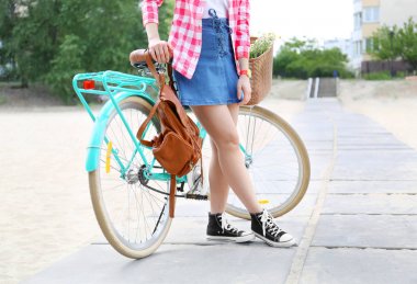 Bisikletli genç kadın 