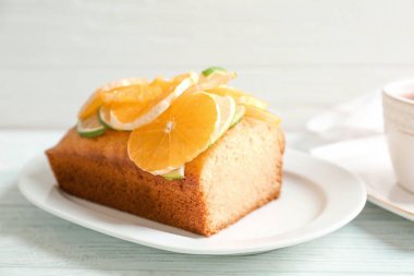 Lezzetli dilimlenmiş narenciye pasta plaka 