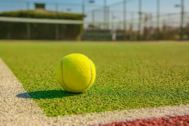 Modern kortunda tenis topu