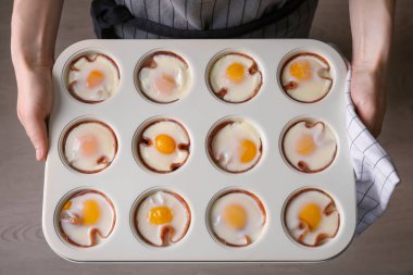 Çörek teneke lezzetli yumurta ile