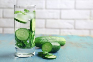 serinletici su nane ve salatalık ile