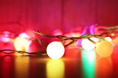 Noel ışıkları parlayan