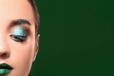 yaratıcı makyaj ile genç kadın 