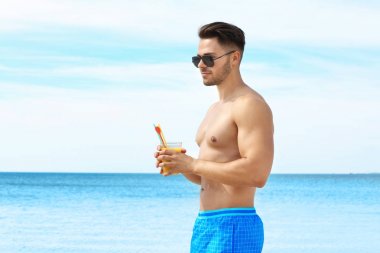 delikanlı içki ile 