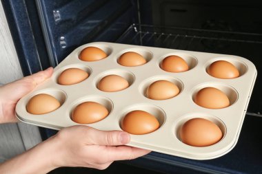 Yumurtalı çörek teneke koyarak kadın