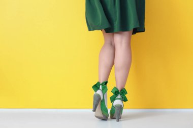 Yeşil yüksek topuk ayakkabı ve çorap kadın bacakları 