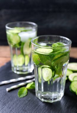 serinletici su nane ve salatalık ile