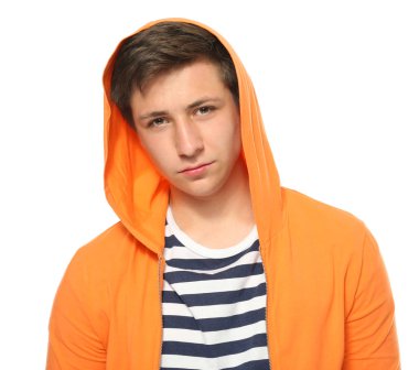 Beyaz arka plan üzerinde poz sevimli genç çocuk