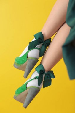 Yeşil yüksek topuk ayakkabı ve çorap kadın bacakları 