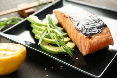 Masada lezzetli somonu dilim ile plaka