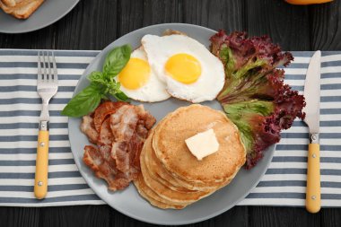 lezzetli bir kahvaltı plaka üzerinde