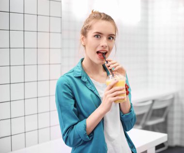 Genç hipster kadın içme yüzlü kapalı