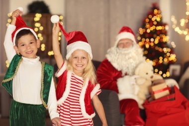 Şirin elf çocuklar Noel için dekore edilmiş Oda