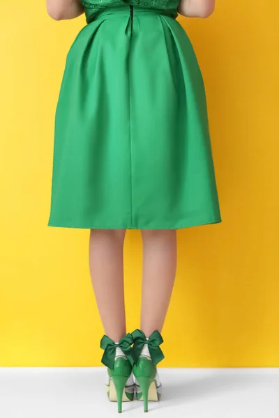 Mladá žena v zeleném vysoký podpatek boty a ponožky — Stock fotografie