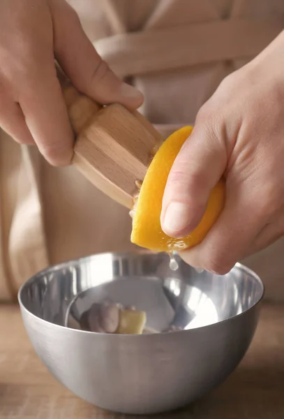 Hombre extrayendo jugo de limón — Foto de Stock