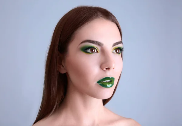 Vrouw met mooie groene make-up — Stockfoto
