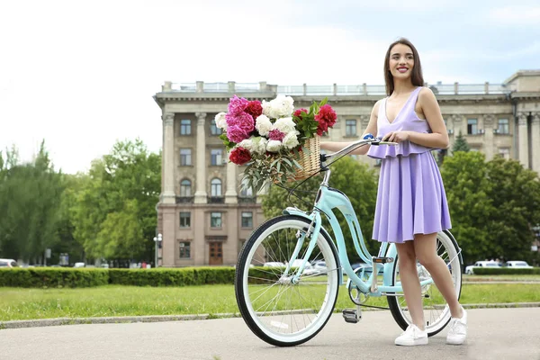 Bisiklet ile genç gülümseyen kız 