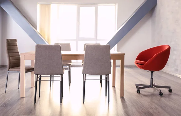 Holztisch und Stühle im Konferenzraum — Stockfoto