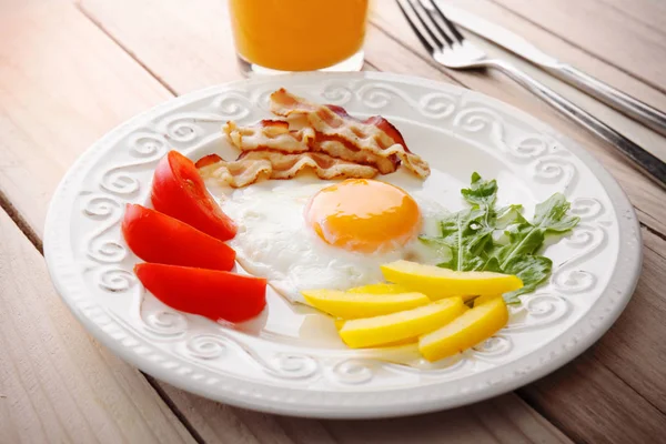 Смачний сніданок з яйцем — стокове фото