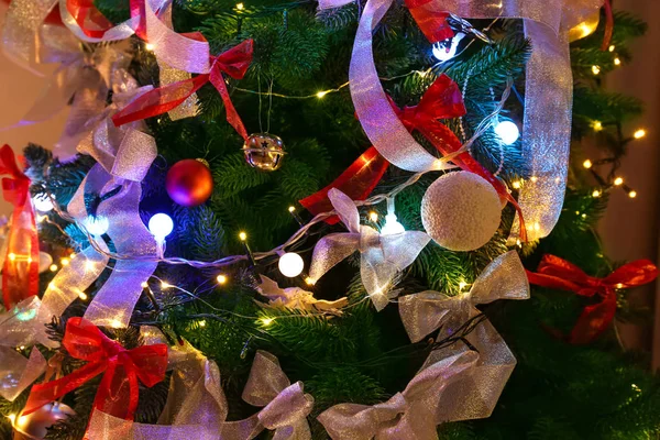 Noel'de, closeup süslenen güzel köknar ağacı — Stok fotoğraf