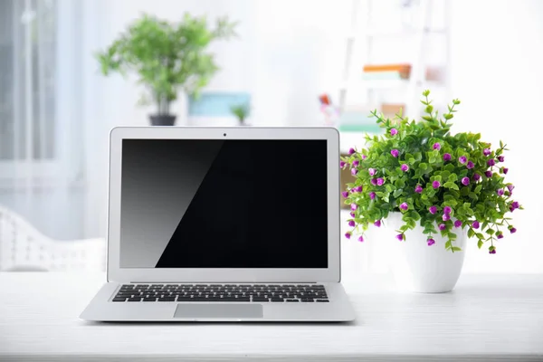 Wygodne miejsce pracy z nowoczesny laptop — Zdjęcie stockowe