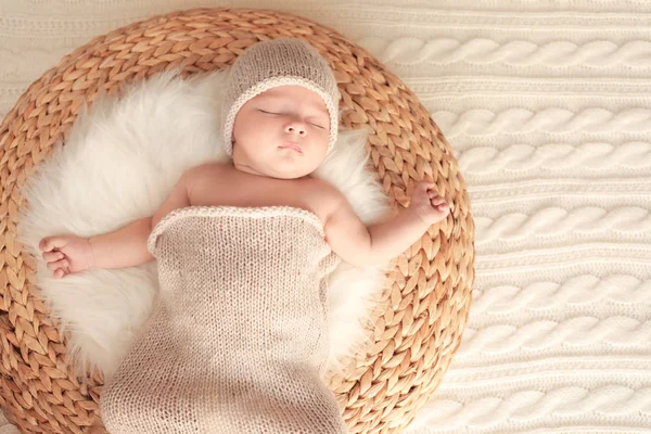 Bebé bonito dormindo na cama em casa — Fotografia de Stock