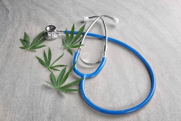 Kenevir yaprak ve stetoskop — Stok fotoğraf