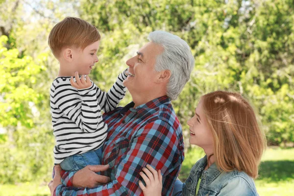 Bambini felici carini con nonno nel parco primaverile — Foto Stock