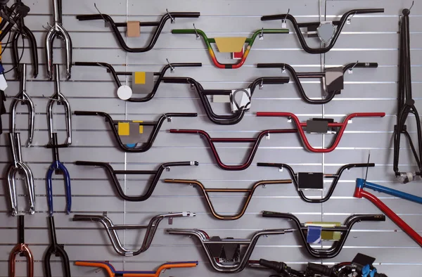 Staan met onderdelen voor de fiets in de winkel — Stockfoto