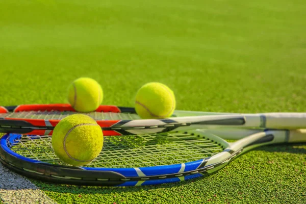 Tennis balls and rackets — Stock Photo, Image