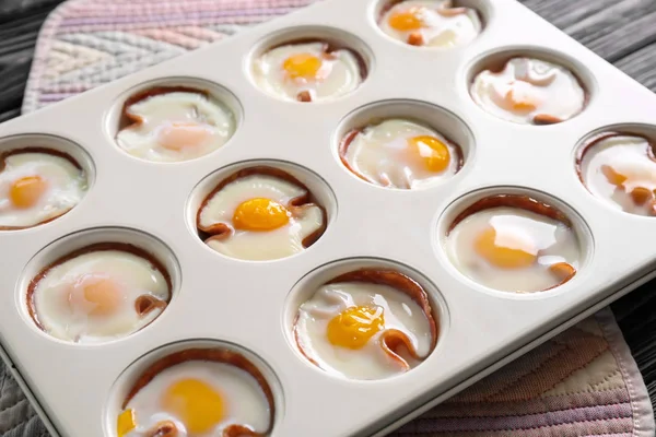 Molde para hornear con sabrosos huevos y jamón —  Fotos de Stock