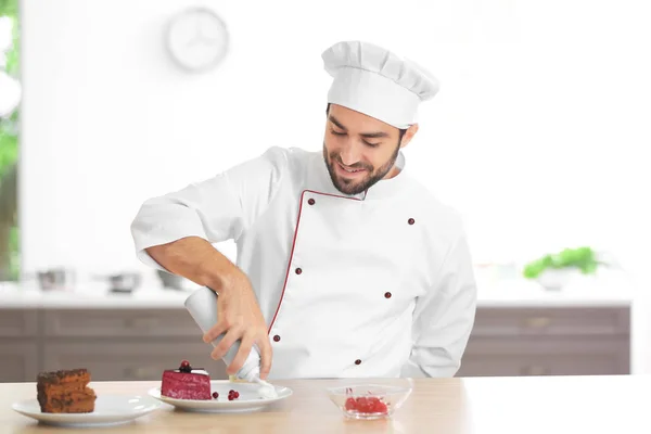 Koch hält gekochtes Gericht in Händen — Stockfoto