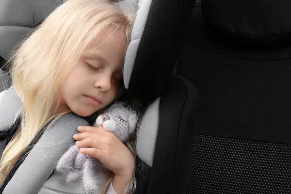 Дівчина спить на сидінні безпеки — стокове фото