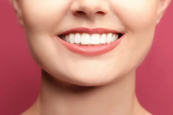 Fiatal nő, egészséges fogak — Stock Fotó