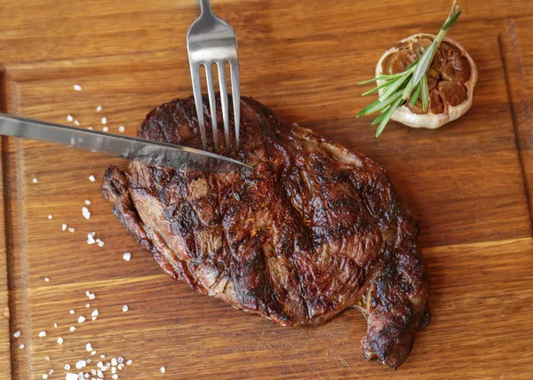 Cutting delicious steak — Stock Photo, Image
