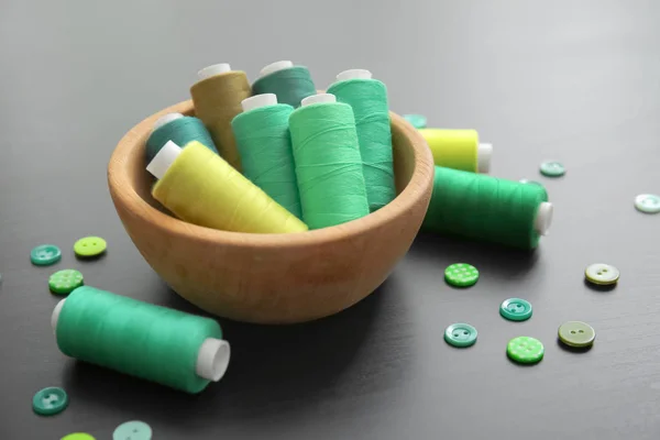 Bowl with green threads and buttons — Stock Photo, Image