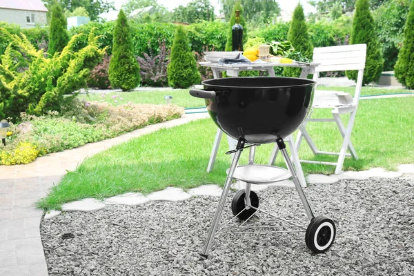 Barbecue grill avec bois de chauffage — Photo